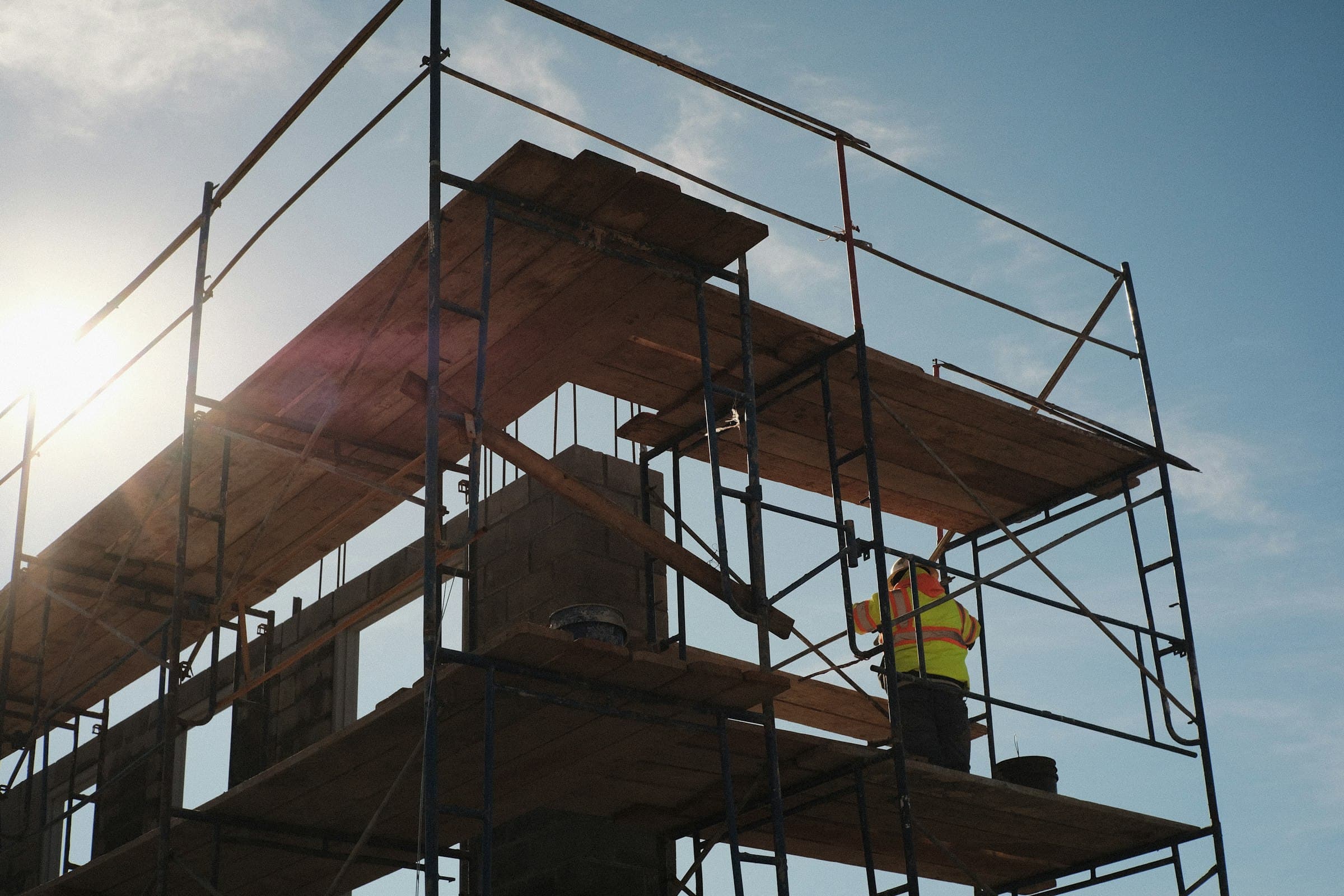 Byggnadsställning vid fasadrenovering